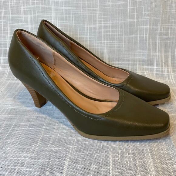 Journee Collection Lucy Classic Stacked Heel Green Pumps Womens 7.5 - Picture 1 of 8